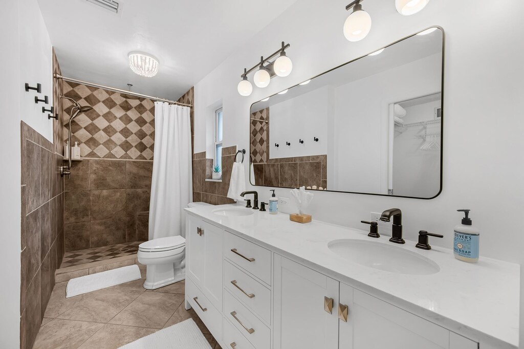 Main bathroom 2 sinks, step in shower