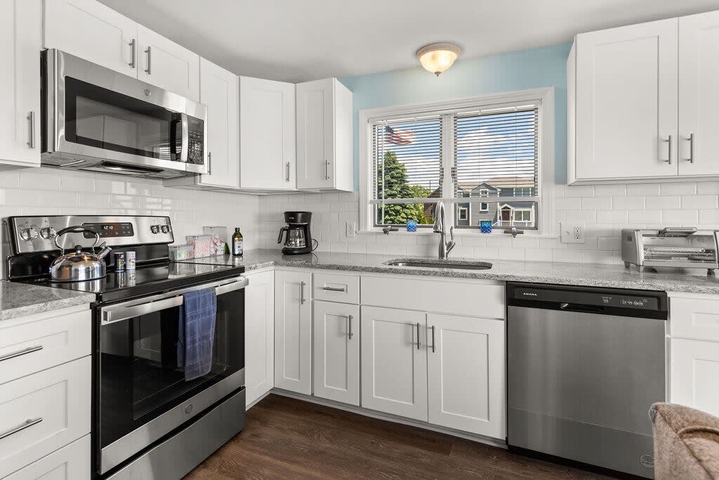 Fully-equipped open kitchen/living room