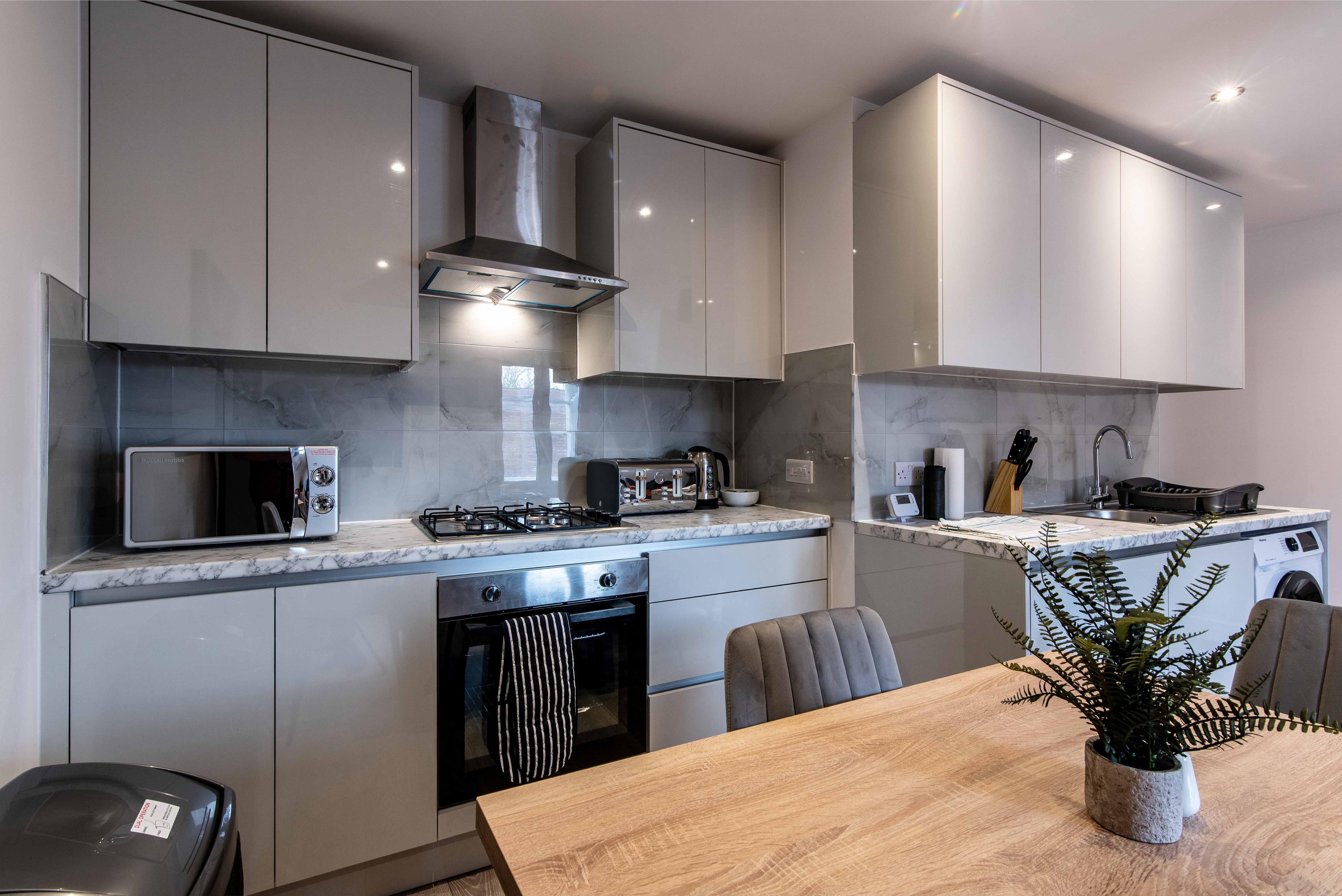 Central 2 Bed Apt - Shops, Dining & Trains Nearby Central 2 Bed Apt - Shops, Dining & Trains Nearby