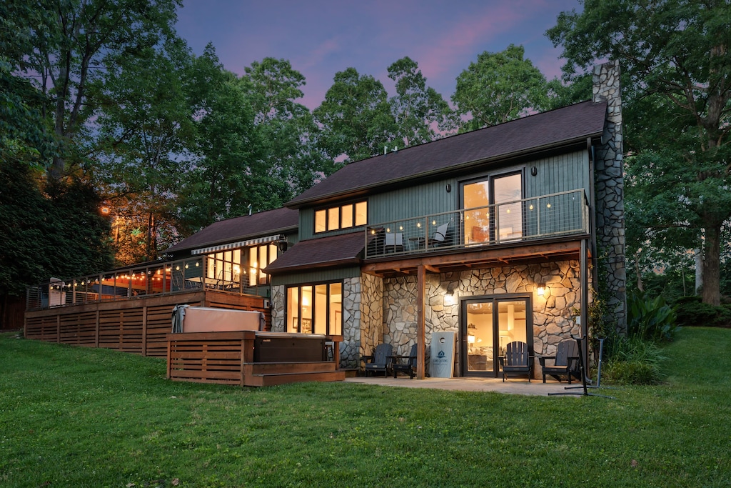 Night view of the house.