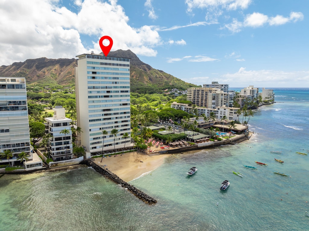 Colony Surf’s oceanfront location places you steps from the sand and moments from iconic Diamond Head hikes—ideal for beach lovers and adventure seekers alike.