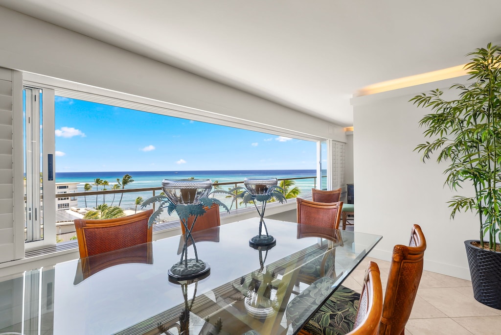 Enjoy alfresco drinks or breakfast for two on the covered lanai, with Diamond Head in the distance and the rhythm of waves below.