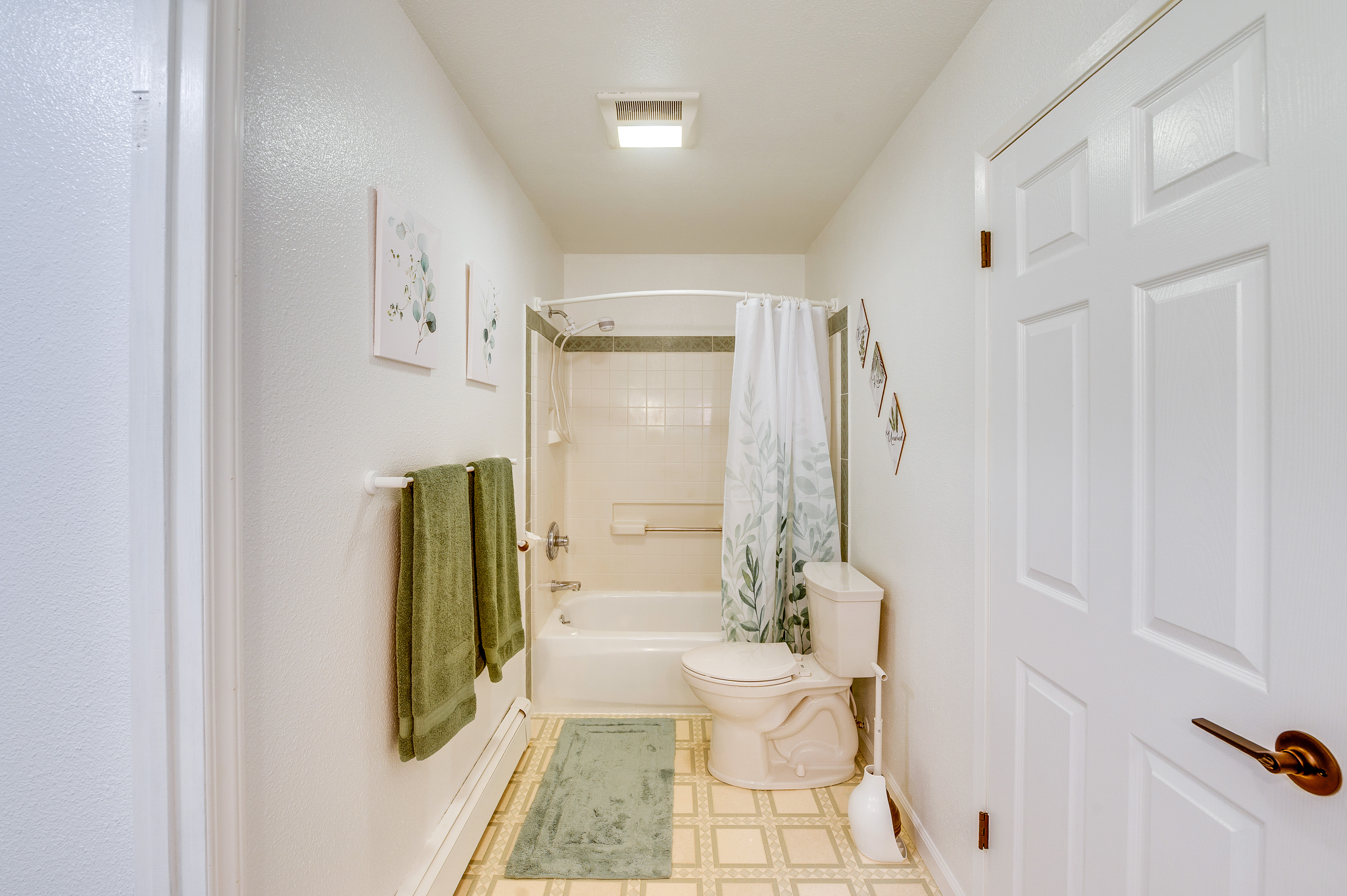 2 Mi to Mendenhall Glacier: Forest-View Sanctuary!