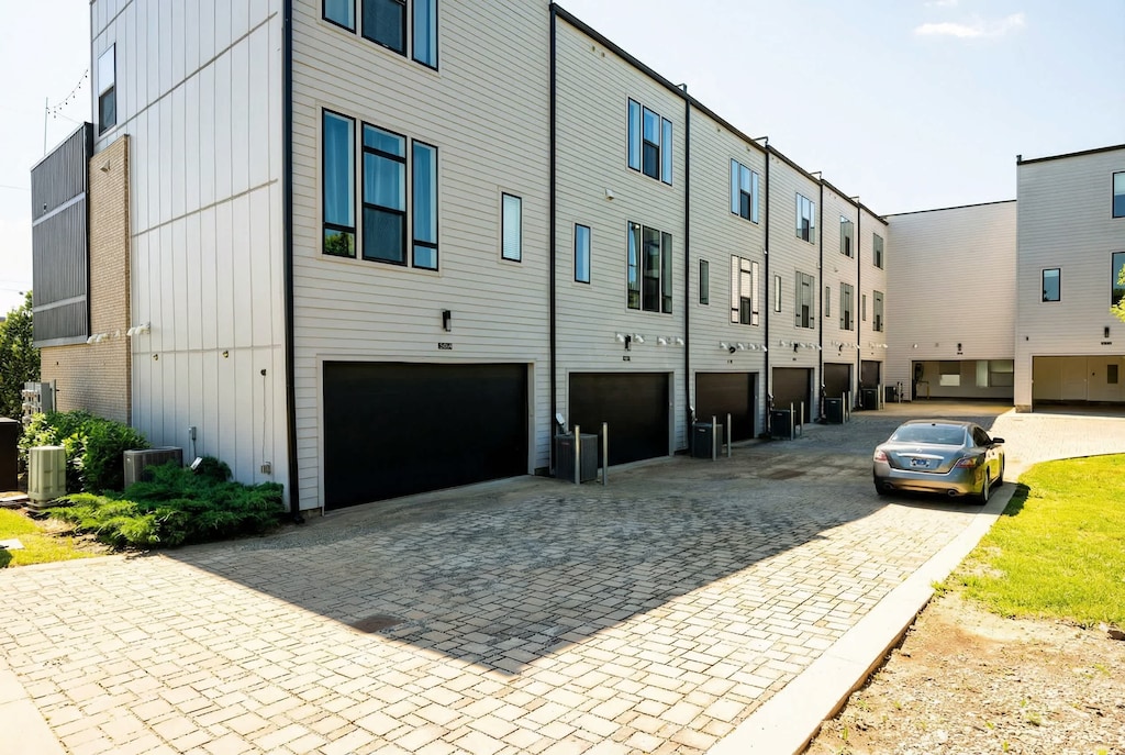 Discover the modern elegance of this new build in the heart of Nashville! Perfect for groups seeking a stylish retreat, Misfit Homes offers quick access to vibrant downtown life. Reserve your stay today and experience Nashville like never before!