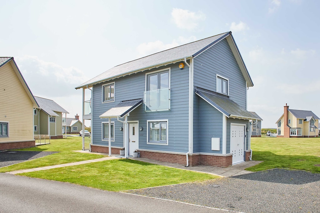 Bayview Lodge, Beadnell - Host & Stay