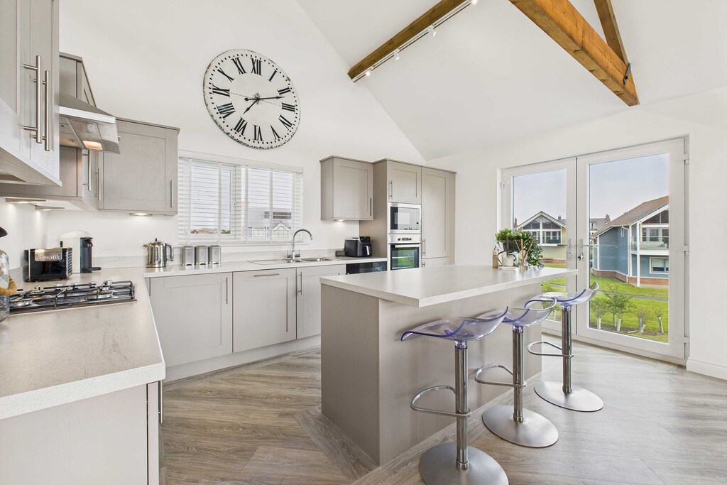 Bayview Lodge, Beadnell - Host & Stay