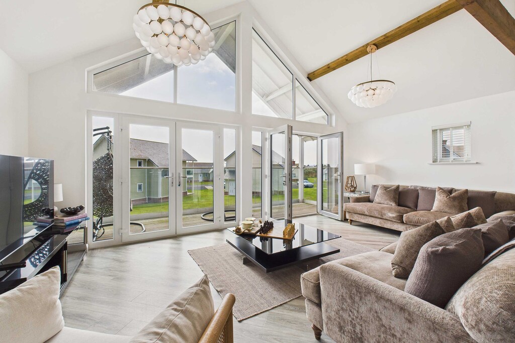 Bayview Lodge, Beadnell - Host & Stay