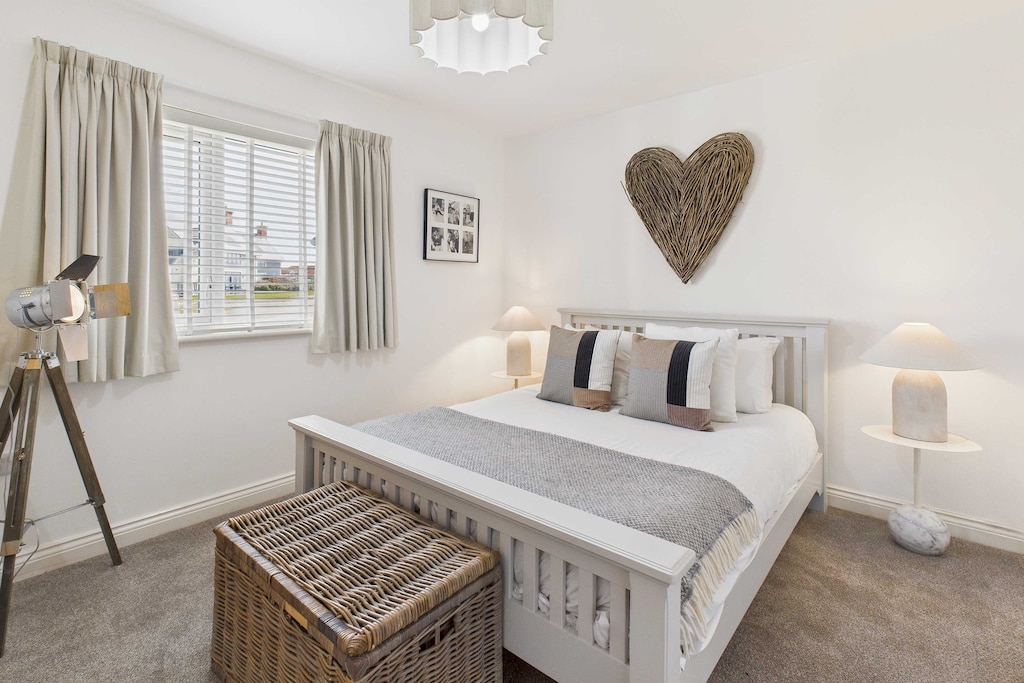 Bayview Lodge, Beadnell - Host & Stay