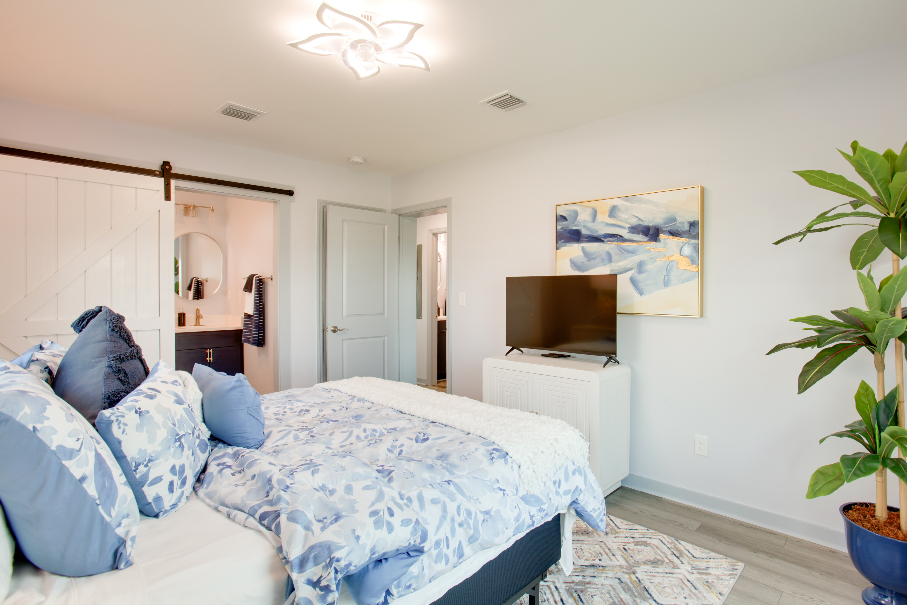 Sunny Fort Myers Home: Golf, Shop & Relax!