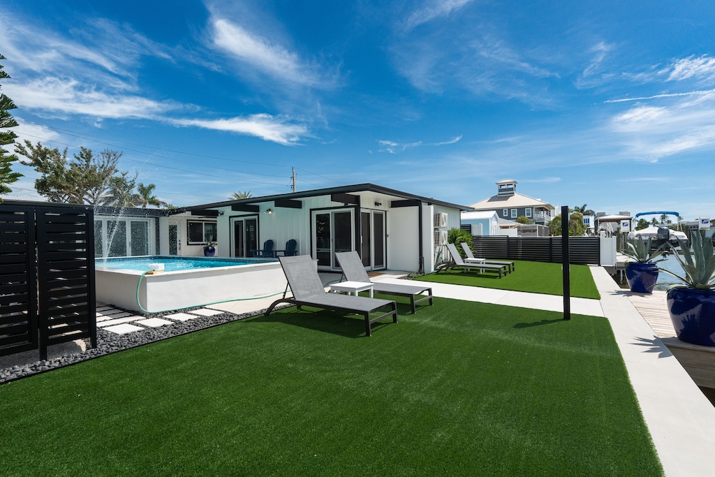 Guest house next to the pool.