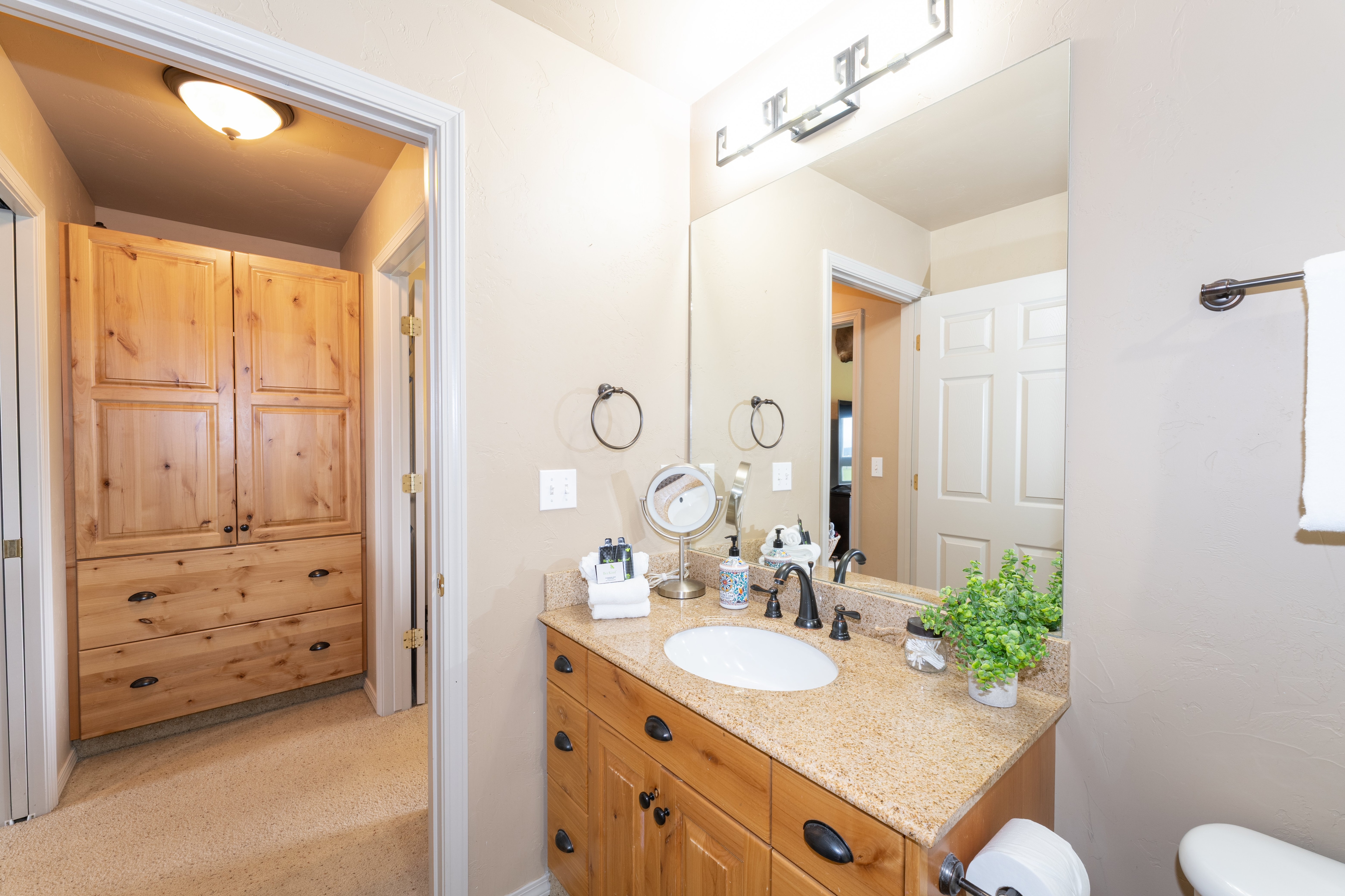 En-suite Bathroom and closet | Main Level