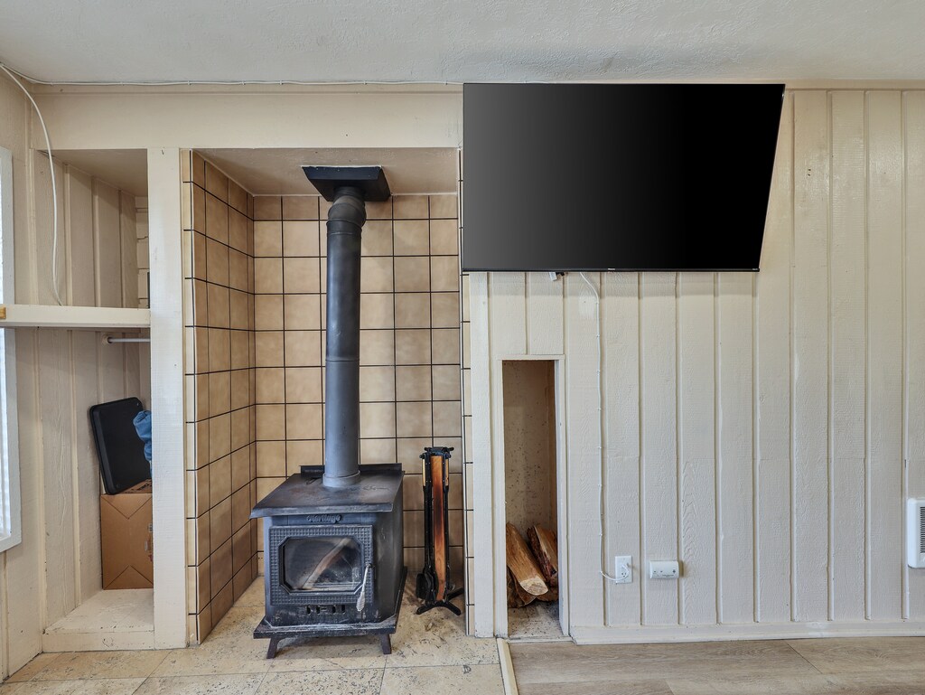 Wood Burning Fireplace/Stove