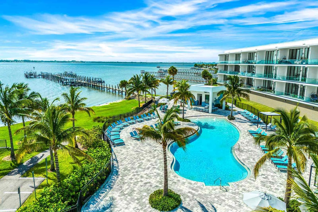 Harbor Island Beach Club Pool & Lounge