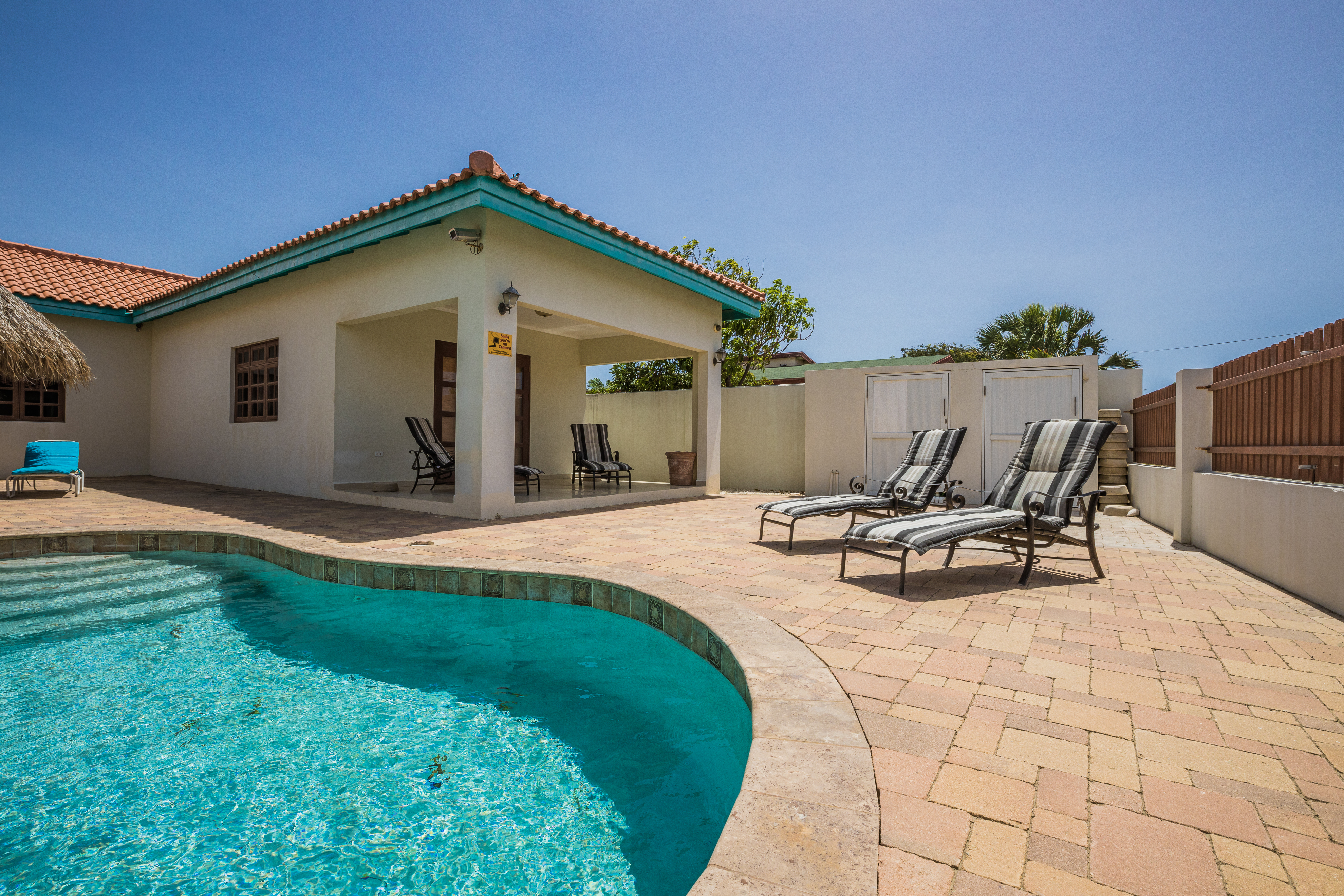 Grand Home with Private Pool in Eagle Beach area