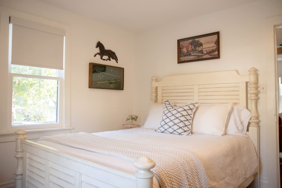 Bedroom 2: Queen Bedroom