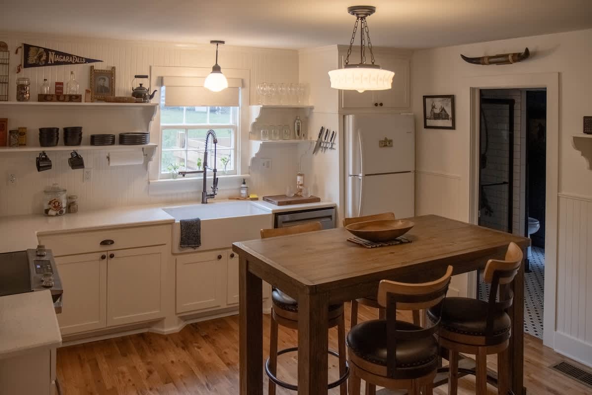 Leipers Fork Village Bungalow with Hot Tub & Firepit