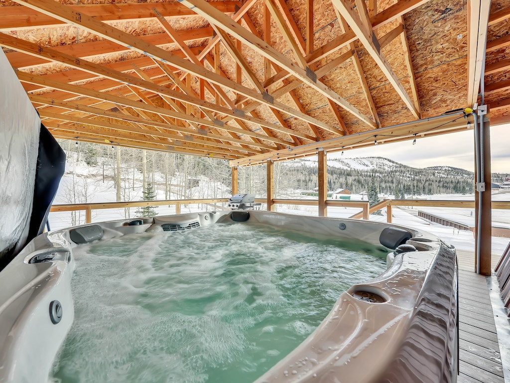 Outdoor Hot Tub Retreat: Soak with stunning mountain views! Perfect for relaxation!