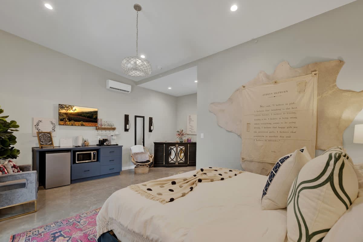 Pop 1: Hot-Tub + Close to Main St.