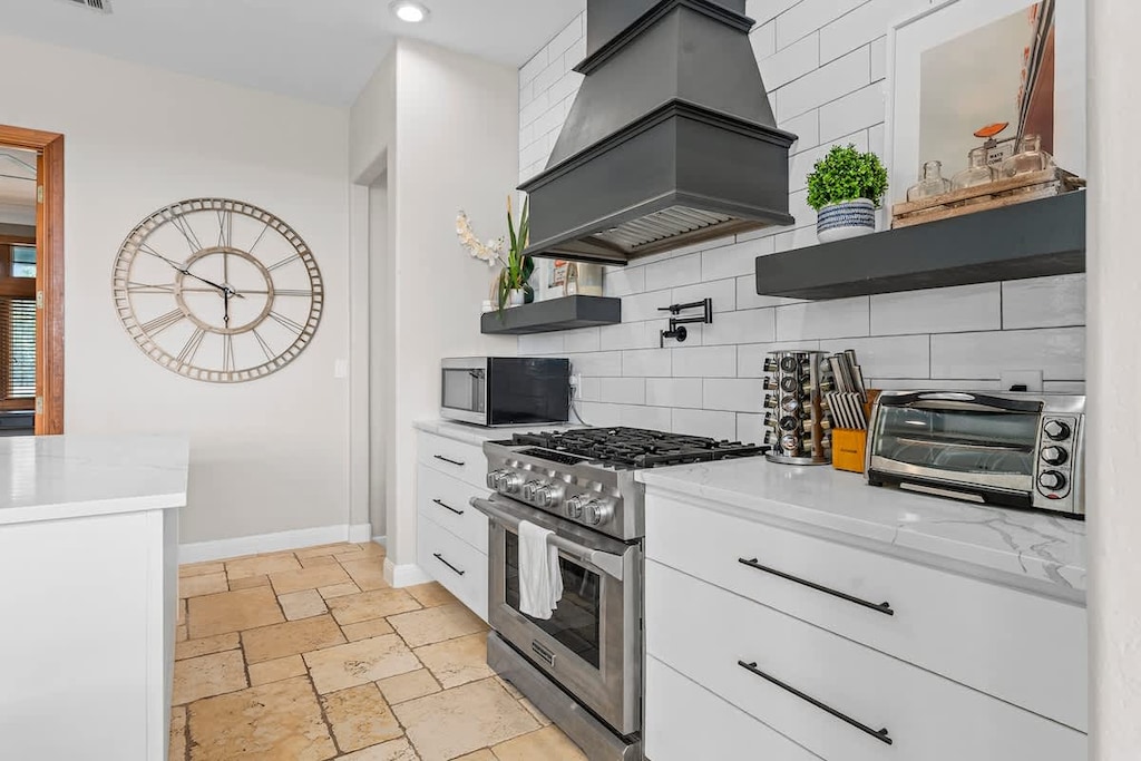 A chef's haven: Step into our spacious kitchen boasting a gas stove and all the kitchen must-haves. Whether a seasoned cook or an aspiring chef, this space has everything you need to thrive.