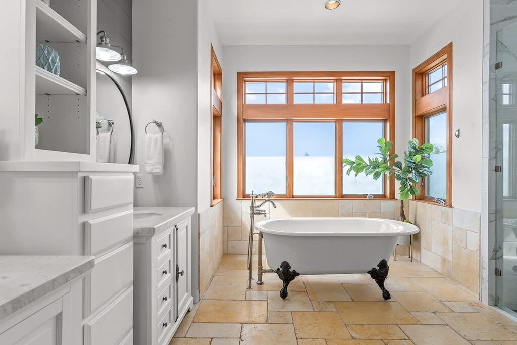 A view to remember: Experience pure serenity as you soak in our tub, gazing out at the enchanting hill country landscape. Let the stress melt away in this idyllic setting.