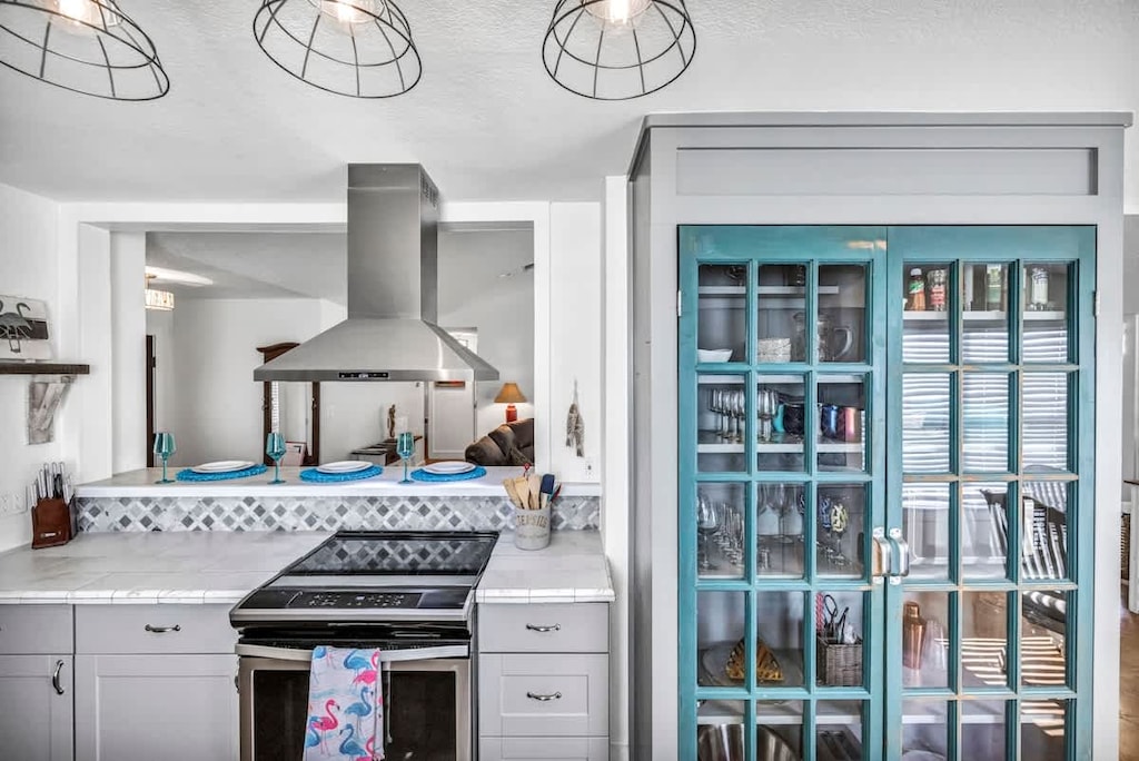 Stainless steel appliances make cooking a breeze.