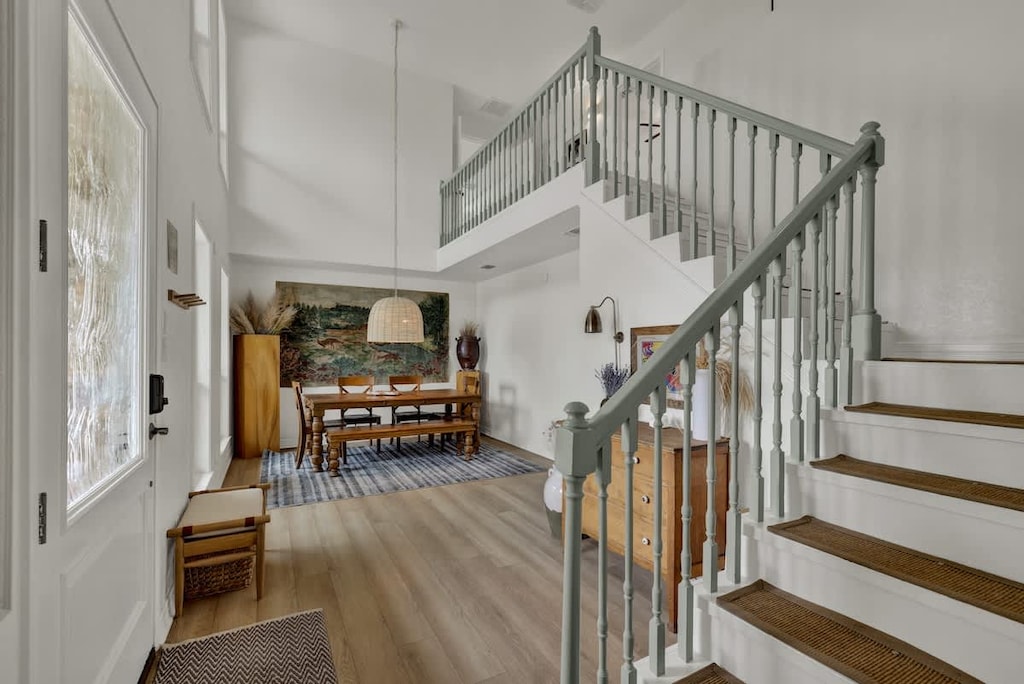 Entryway with seating for six.