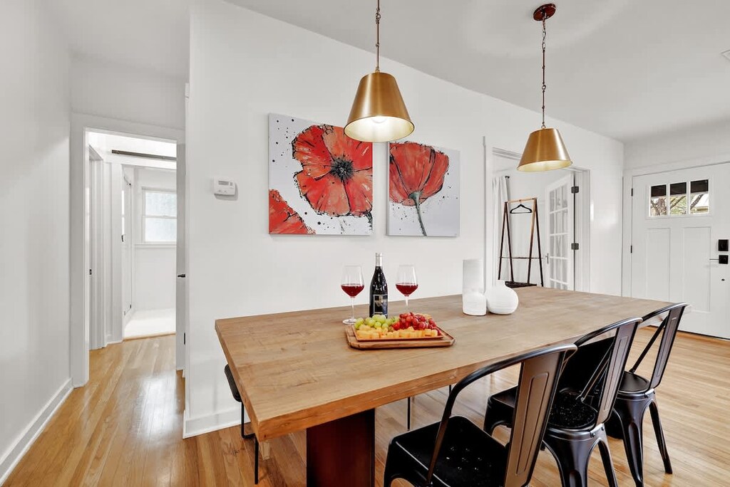 Dining space for six! 