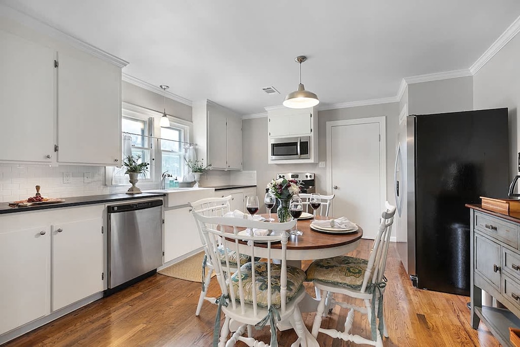Relax in this great dining room table and have a memorable meal with friends and family!