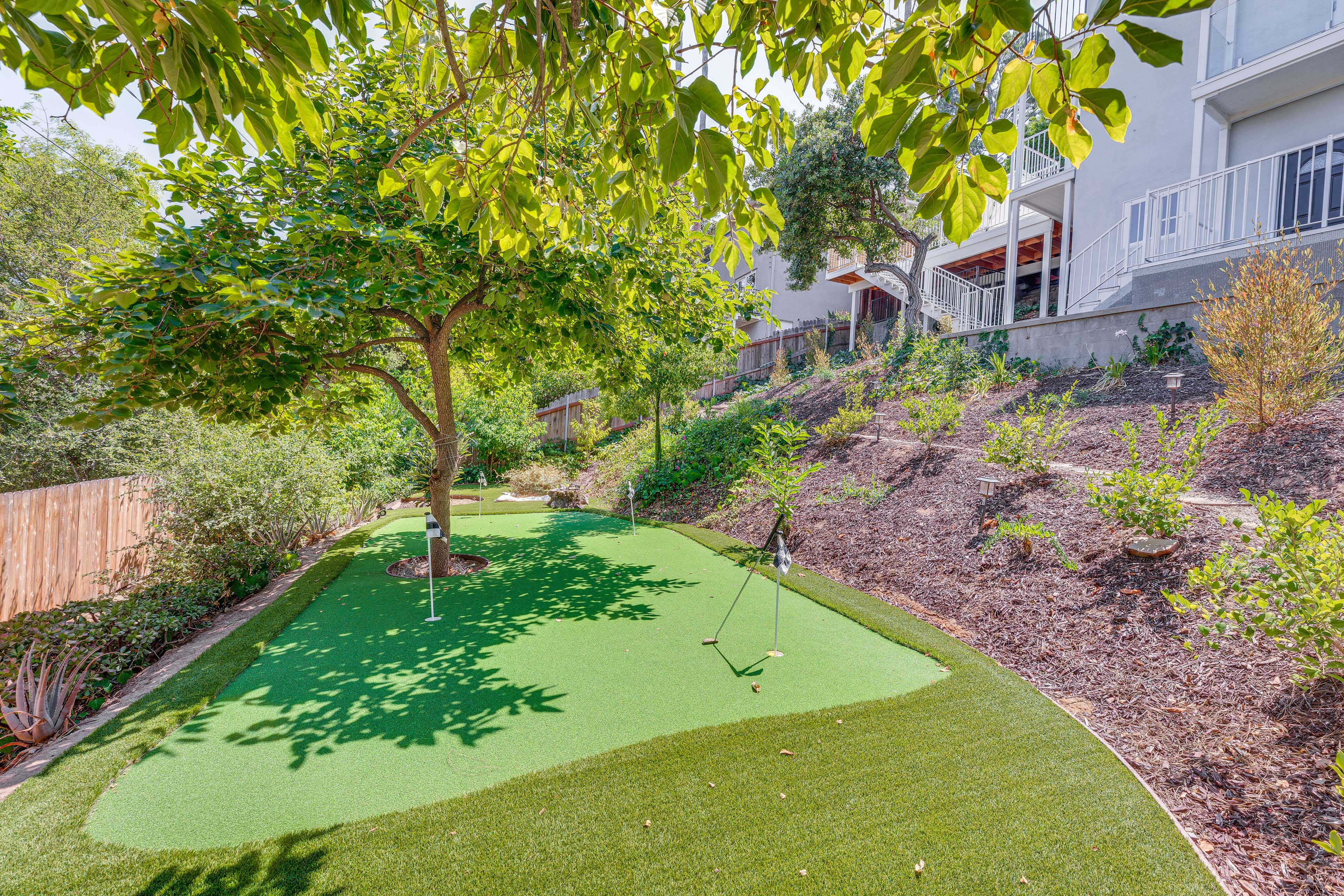 2 Mi to Rose Bowl Stadium: Mtn-View Gem w/ Patio