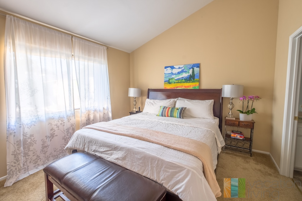 Primary bedroom with a comfortable king size bed and en suite ba. Primary bedroom with a comfortable king size bed and en suite bathroom.