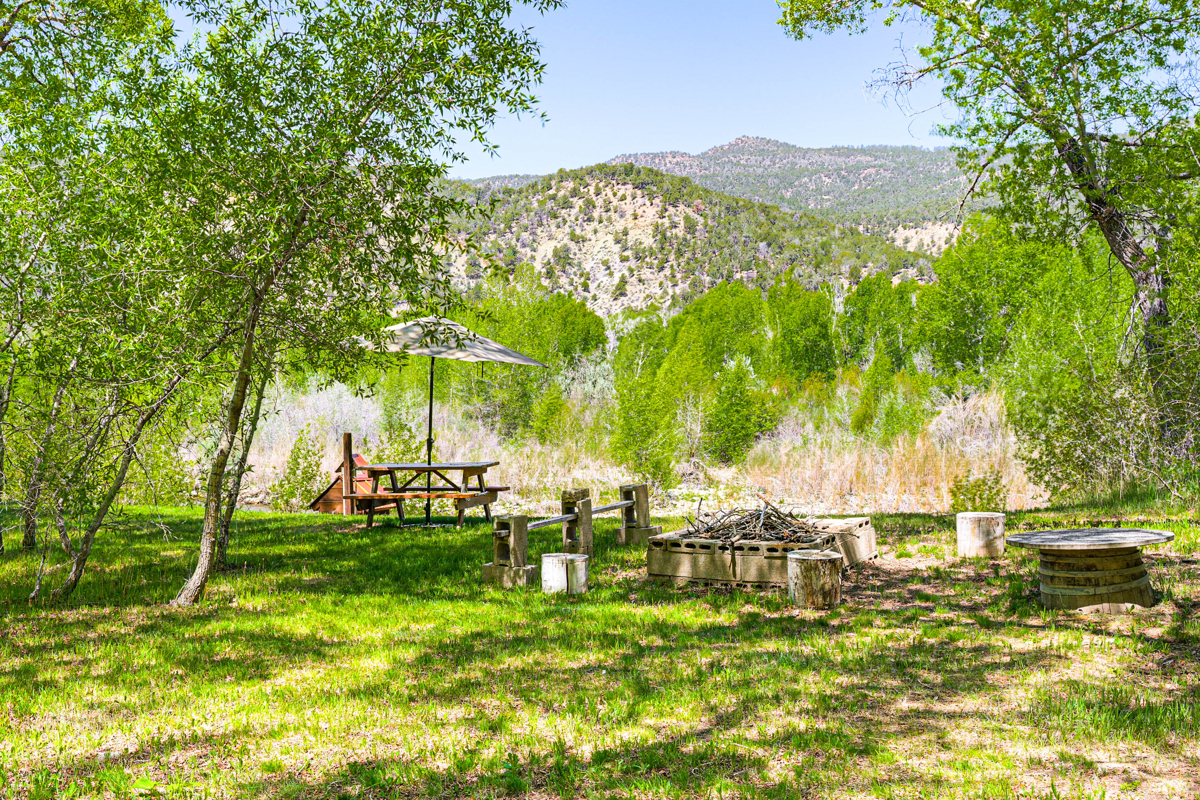 5 Mi to Navajo State Park: Riverfront Cabin!