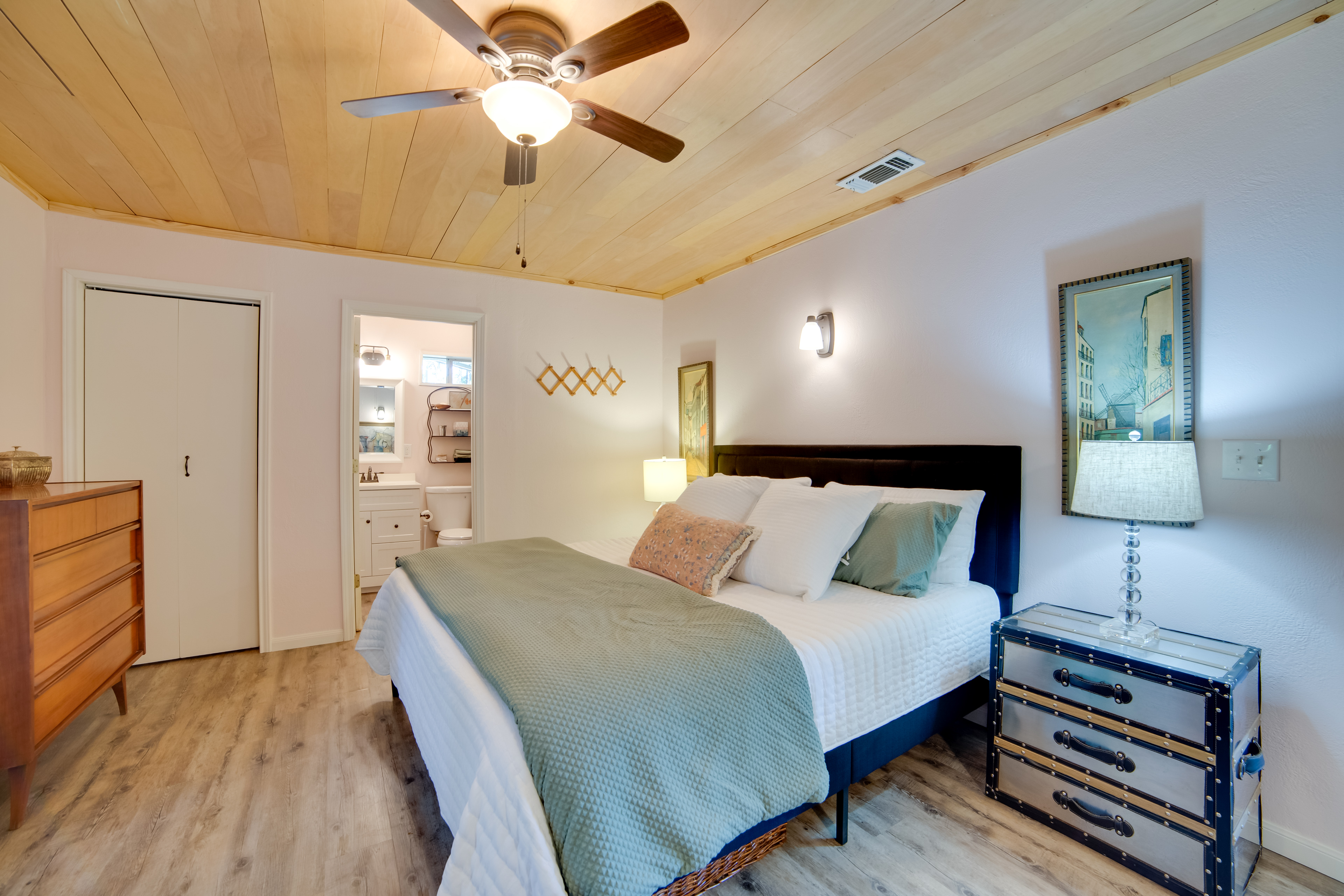 Secluded Getaway on ~10 Acres in The Piney Woods!