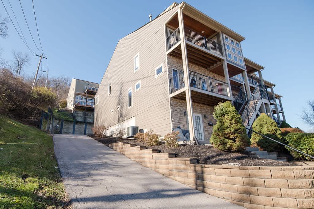 Hilltop 3BR for 10, Private Garage, Skyline Views