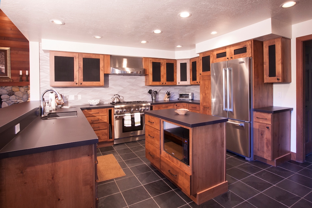 Spacious, well-equipped kitchen to prepare your favorite meals. Beautiful cabinets, top-line appliances and plenty of lighting and storage room. 