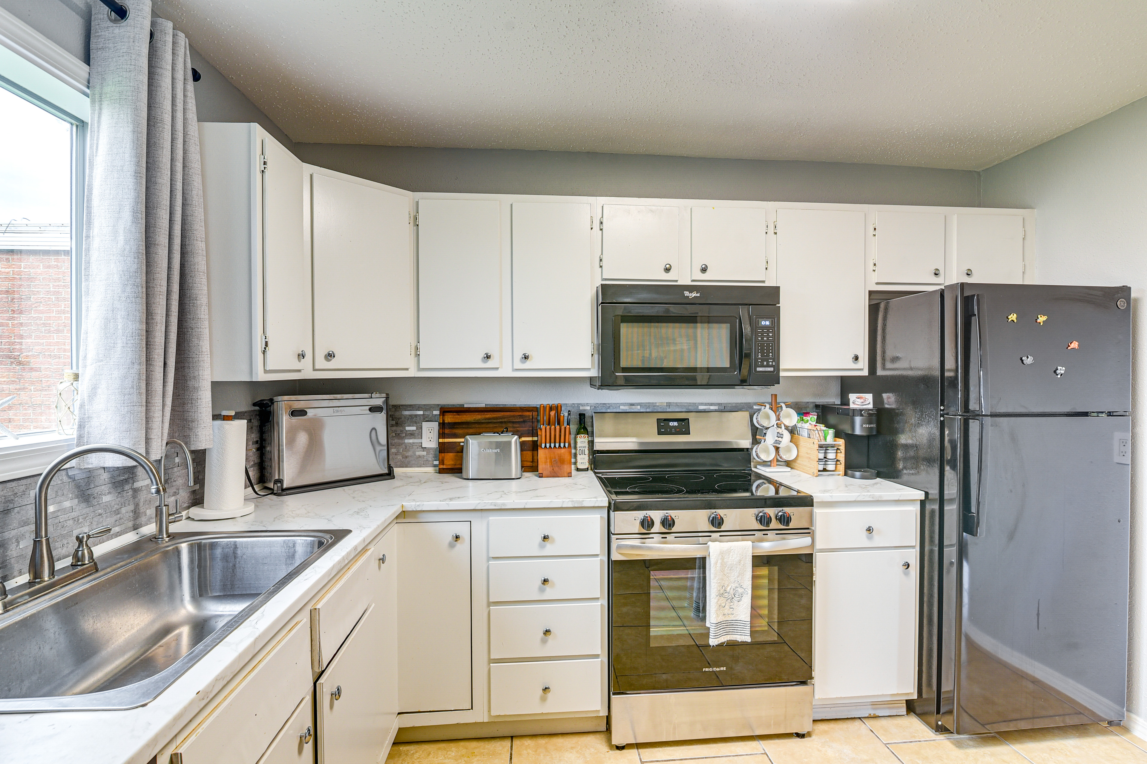 Walk to Beach & Pleasure Pier: Galveston Getaway