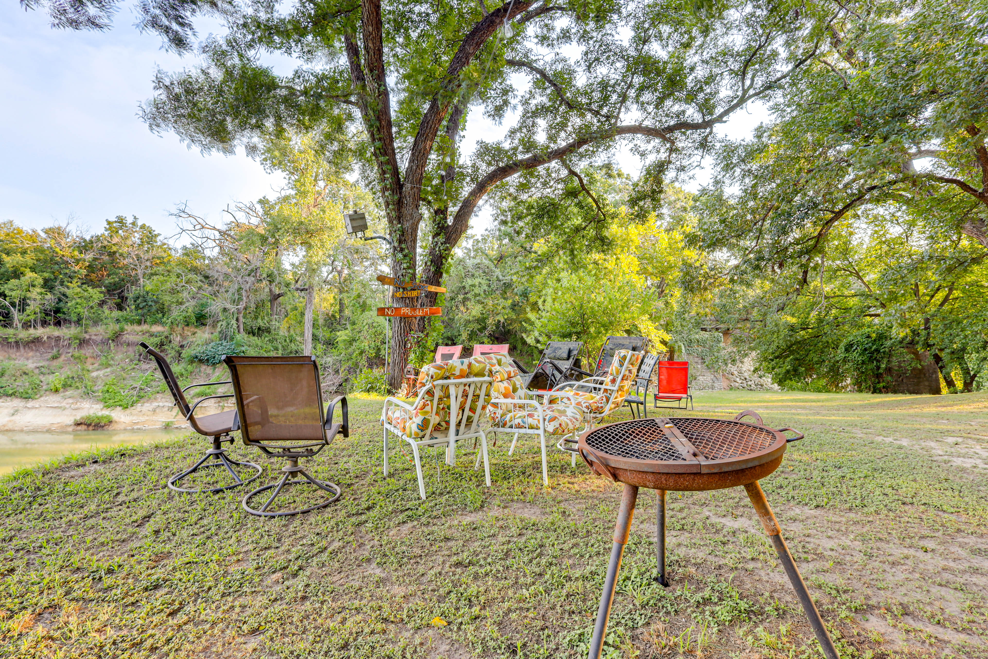 Private Pool: Fun Riverfront Retreat in Hamilton!