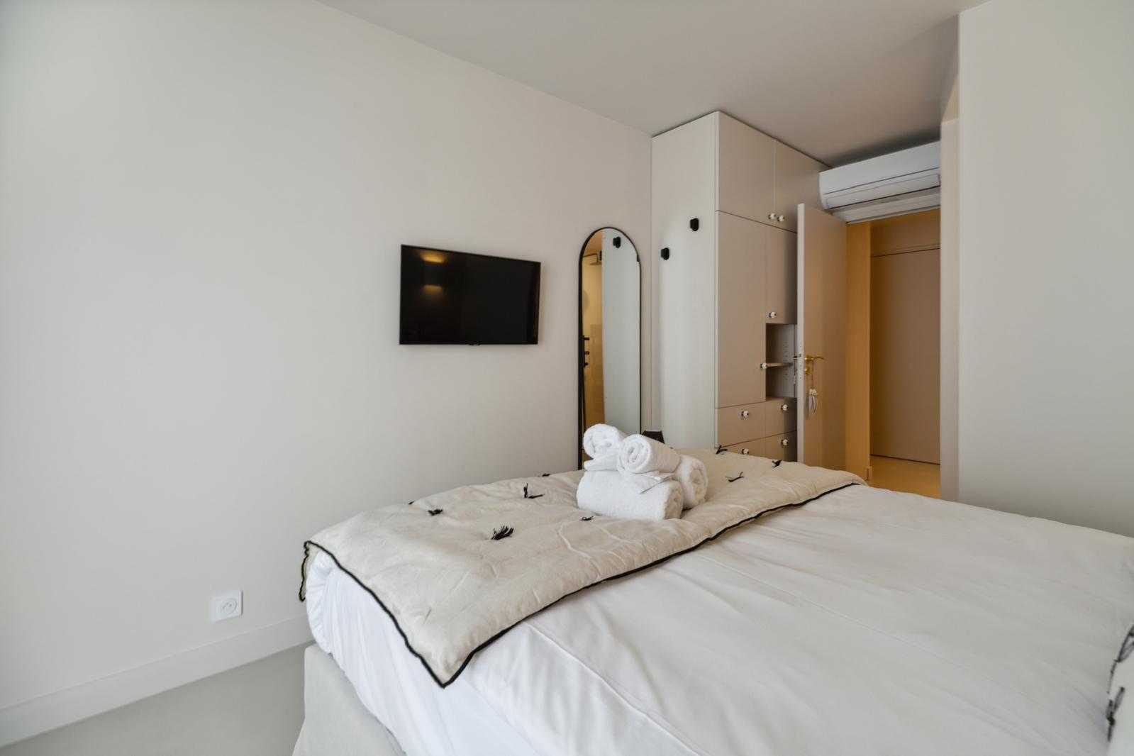 Bright & Elegant 2-Bedroom Apartment in Saint-Tropez – Steps from Place des Lices
Bright & Elegant 2-Bedroom Apartment in Saint-Tropez – Steps from Place des Lices