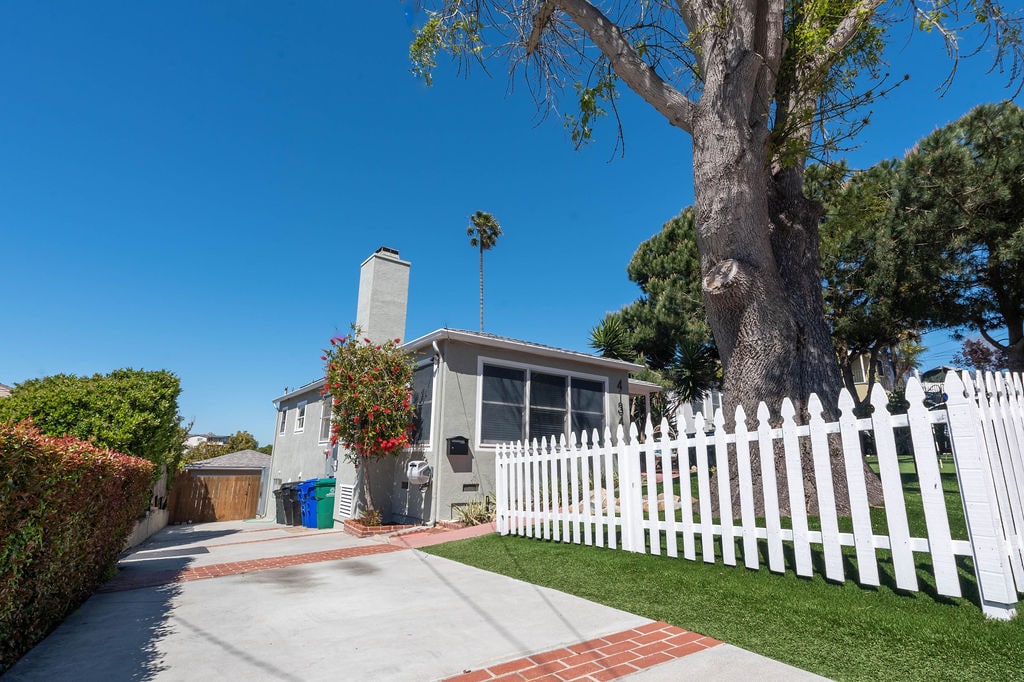 Plently of parking in the driveway