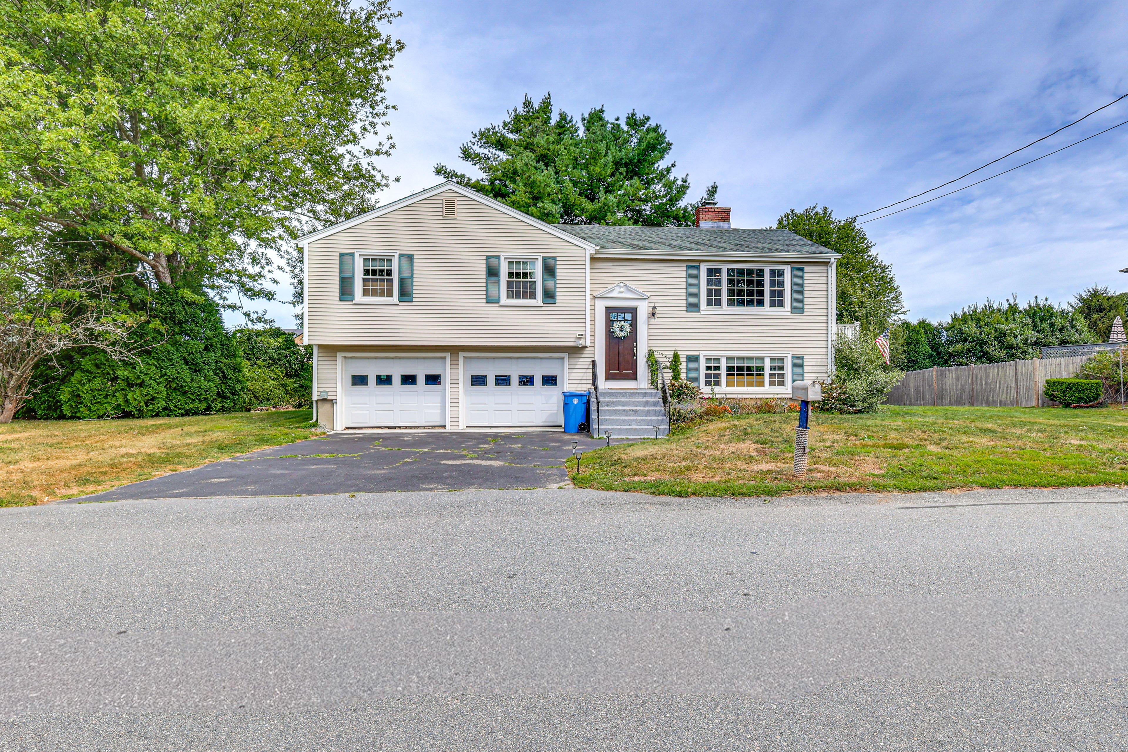 Family Gem w/ Spacious Yard: 5 Mi to Second Beach