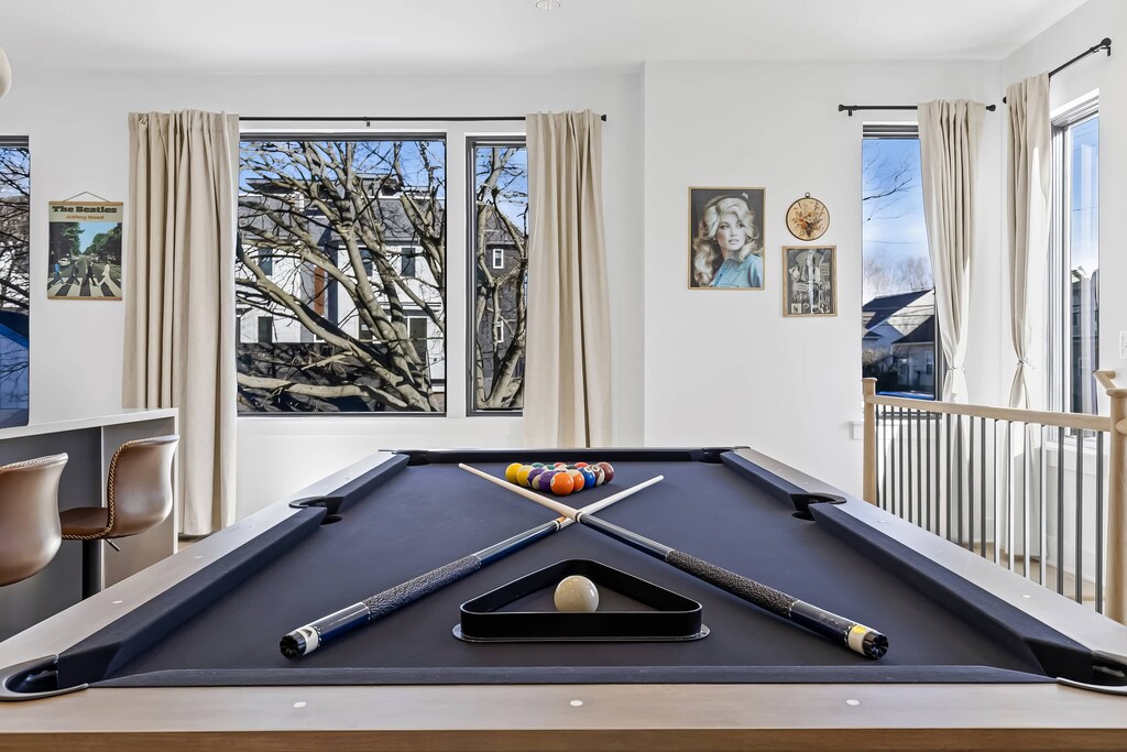 Enjoy a stylish Nashville getaway perfect for bachelorette parties or family reunions! This chic game room offers fun and stunning views, making it ideal for corporate retreats or large group vacations. Your ultimate downtown retreat awaits!