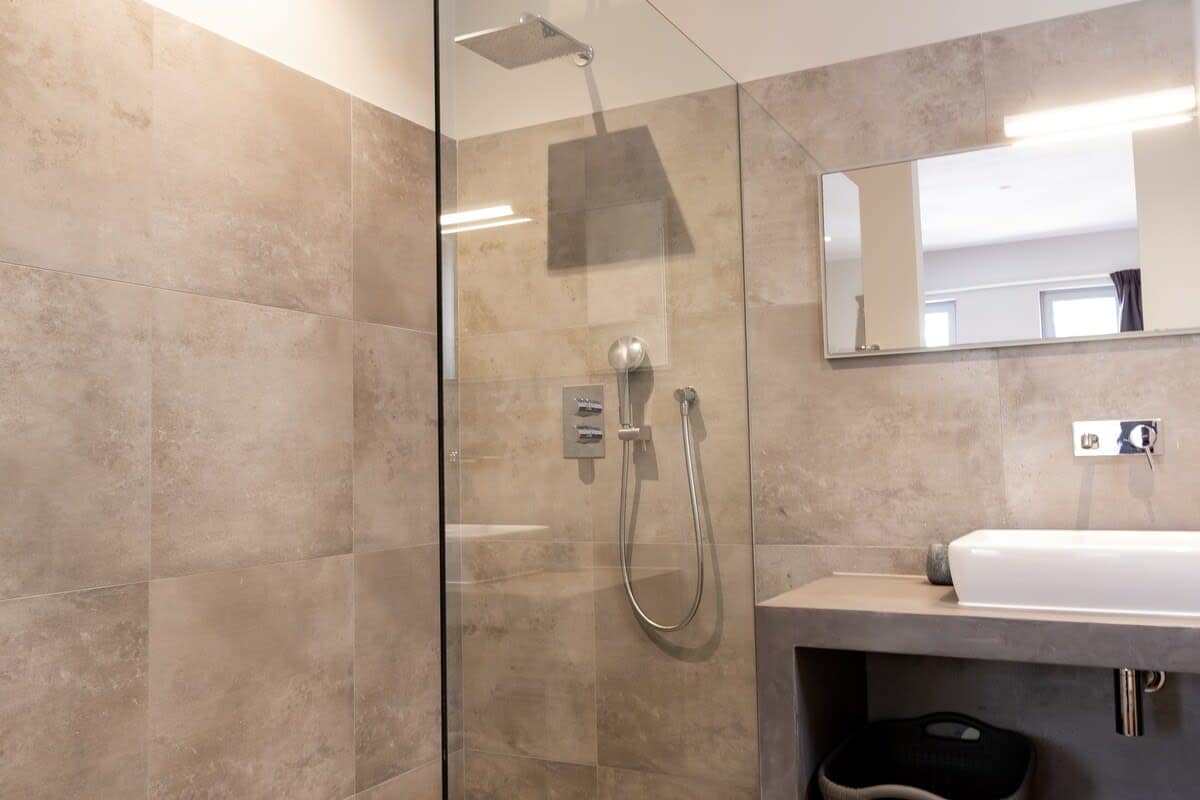 Villa Nostalgia - Stylish 4 Bedroom modern design and easily accessible