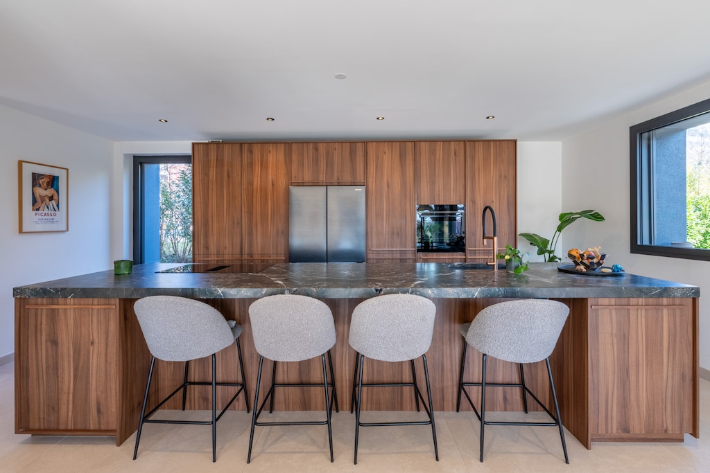 Fully equipped kitchen with central island