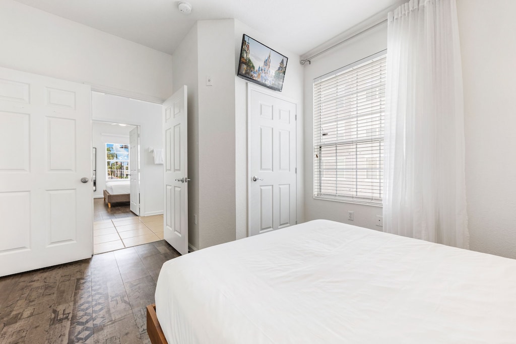 Bedroom 3 with a queen size bed and Smart TV, a ceiling fan and a private bathroom