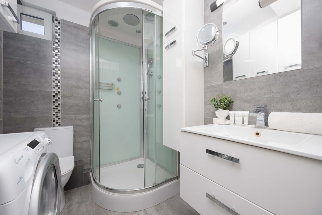 The bathroom's modern amenities ensure a comfortable stay.