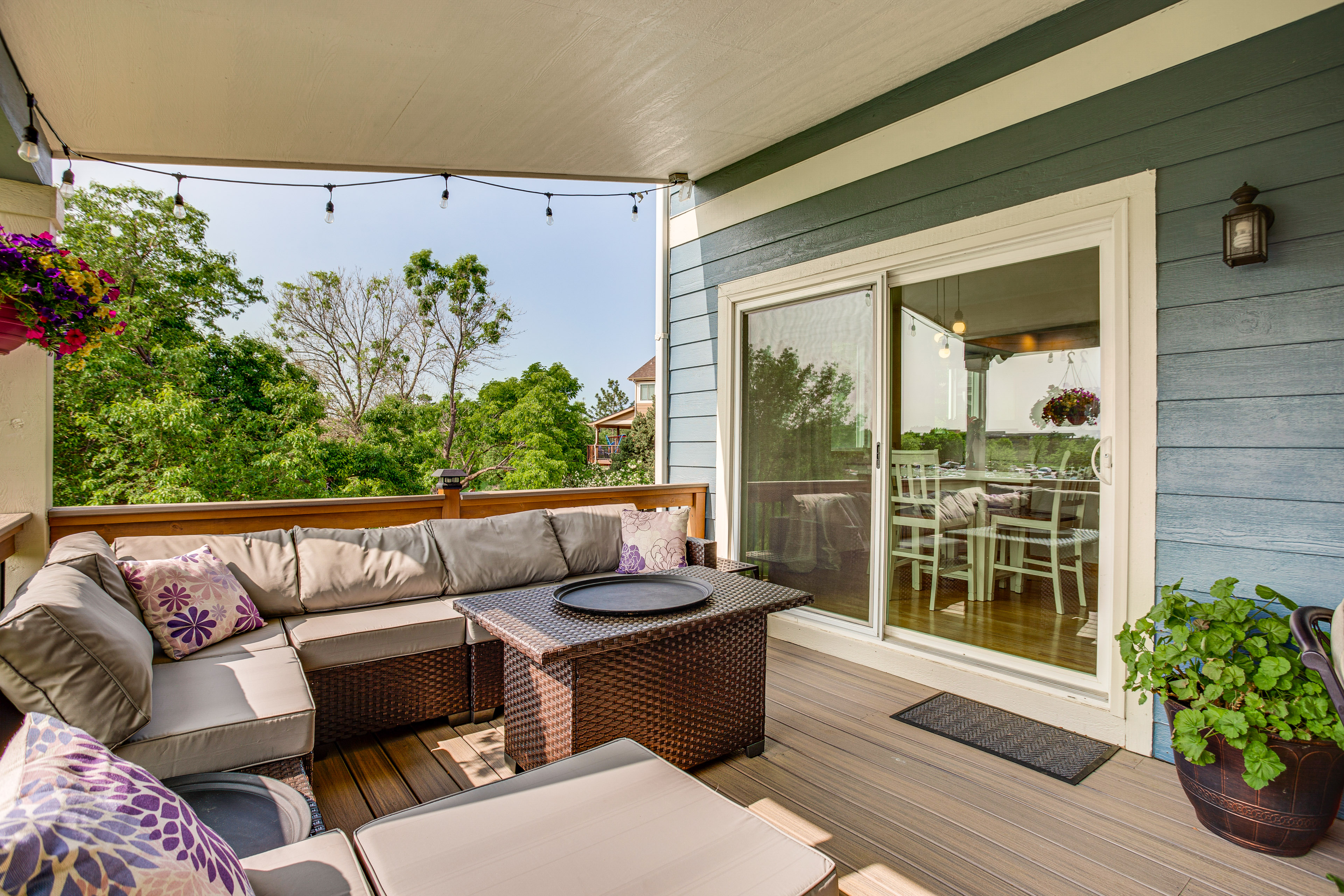 Walk to Rec Center: Spacious Highlands Ranch Home