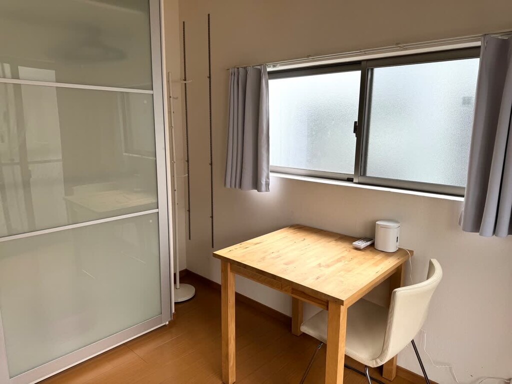Study Desk in Bedroom 1

Ideal for work or study, with ample lighting and convenient power outlets