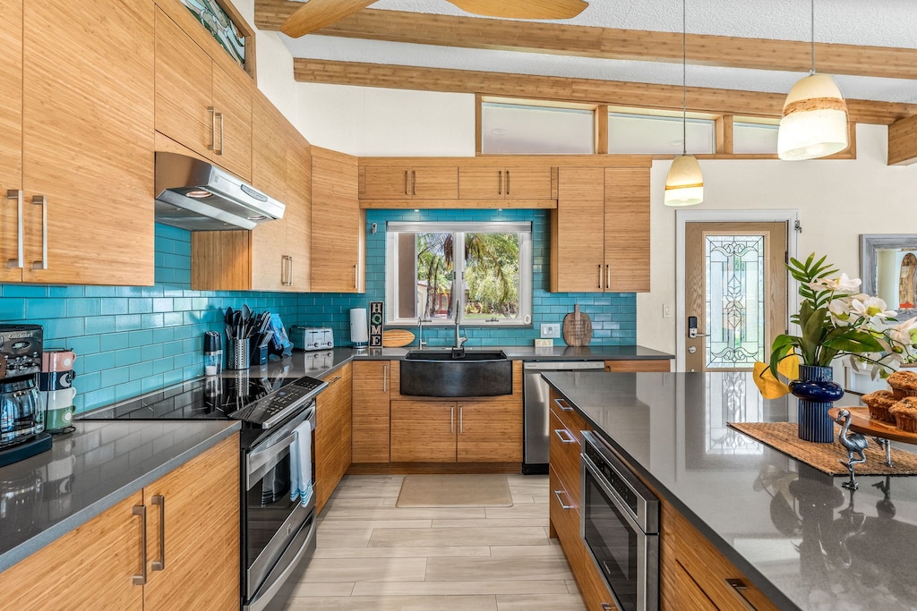 Beautiful fully equipped kitchen with everything you need