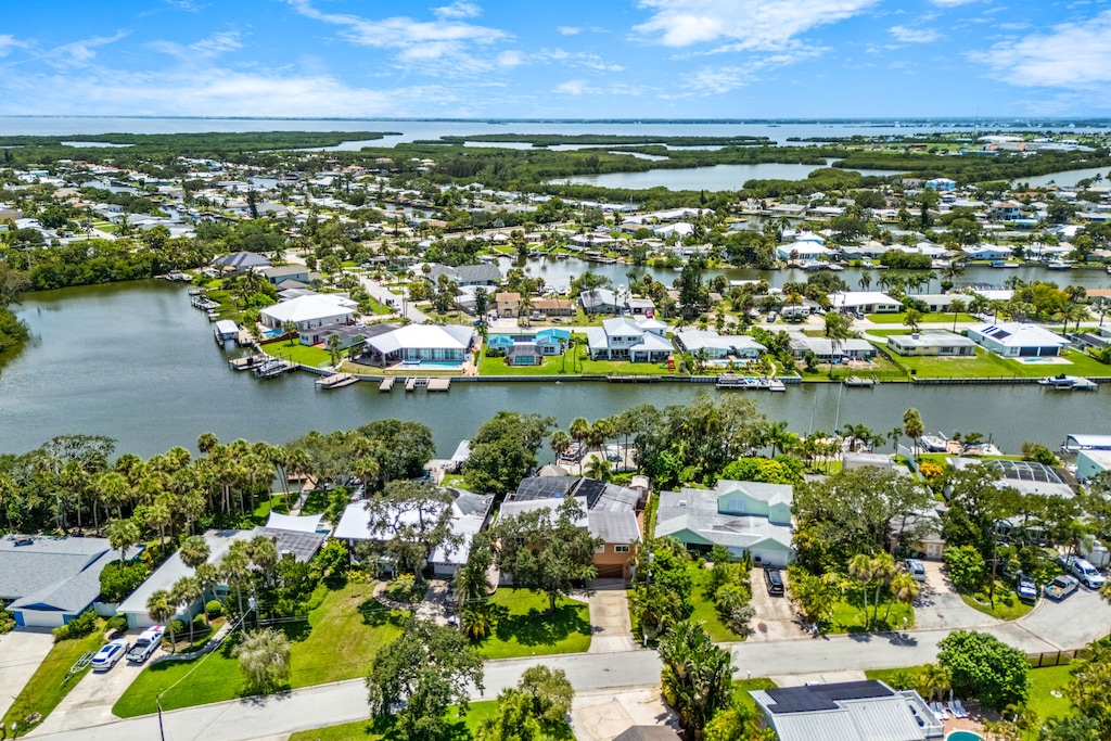 Located close to local restaurants, shops & activities