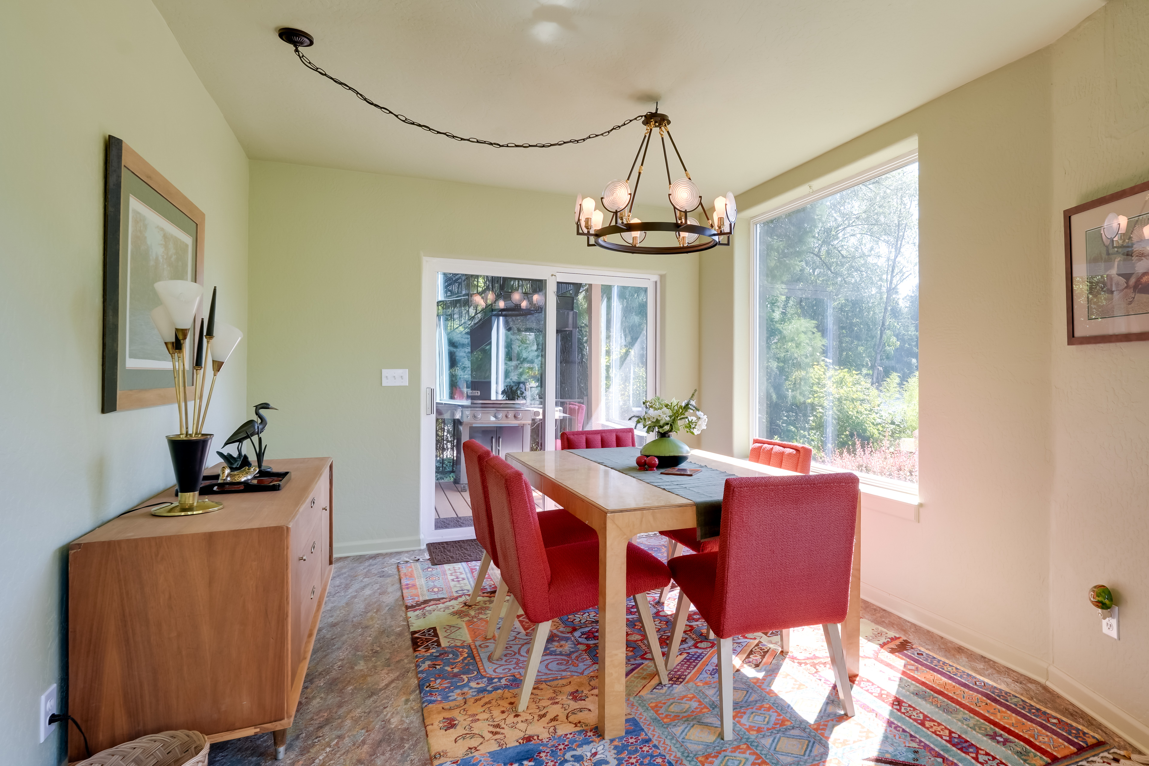 Prime McKenzie River Gem: Sunroom + Views!