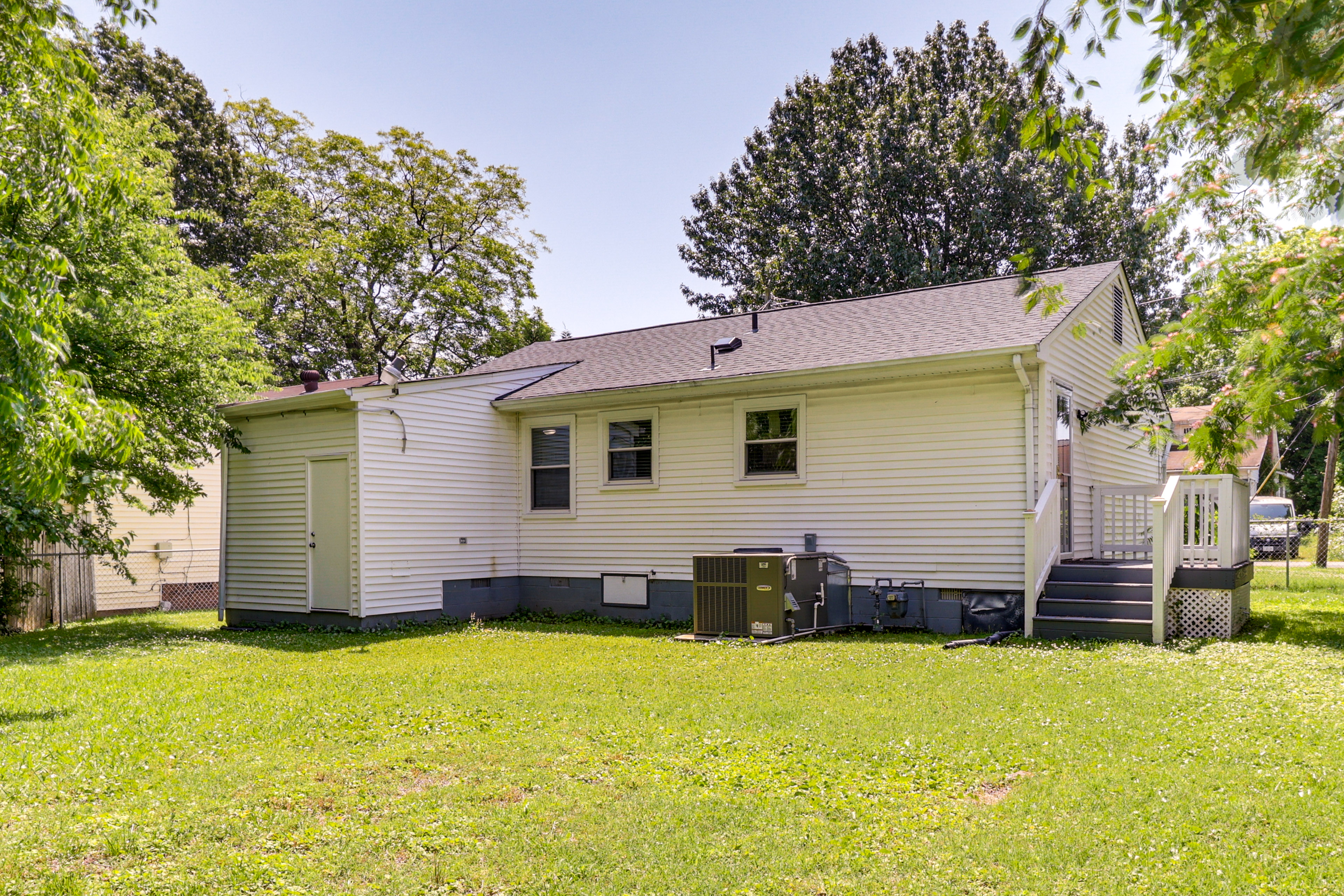 4 Mi to Hampton Coliseum: Home w/ Yard!